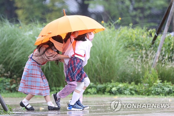 9일 전국은 흐리고 곳곳에 비가 내리겠다. / 연합뉴스
