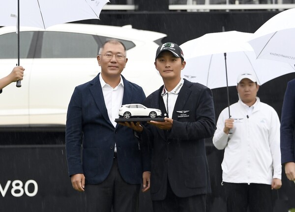 정의선(왼쪽) 회장이 김영수의 우승을 축하해주고 있다. /현대자동차 제공