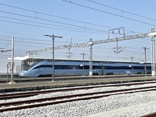 KTX-이음이 중부내륙선 이천∼충주 구간을 운행하고 있다. / 연합뉴스