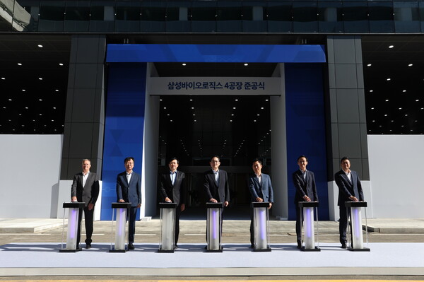 이재용 삼성전자 부회장(가운데)이 11일 인천 송도 삼성바이오로직스 제4공장 준공식에 참석했다. (왼쪽부터)피에 캐티뇰 삼성바이오로직스 제조센터장, 최성안 삼성엔지니어링 사장, 존 림 삼성바이오로직스 사장, 이재용 부회장, 고한승 삼성바이오에피스 사장, 노균 삼성바이오로직스 EPCV센터장, 제임스 박 삼성바이오로직스 글로벌영업센터장. /사진=삼성전자