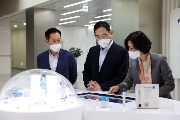 11일 인천 송도 삼성바이오에피스를 방문해 연구소를 살펴보는 이재용 부회장의 모습. /사진=삼성전자
