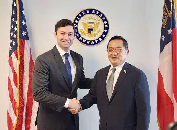 구자열 한국무역협회 회장(오른쪽)이 11일(현지시각) 존 오소프 미국 조지아주 연방상원의원(왼쪽)을 만나 악수를 나누고 있다. /사진=한국무역협회