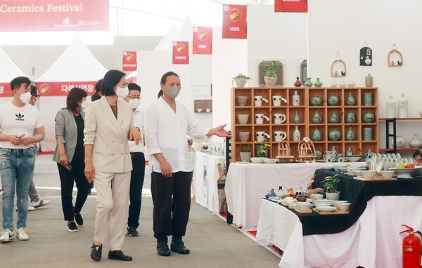 제25회 광주왕실도자기축제에 참석중인 주임록 의장./ 광주시의회 제공