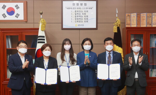 주임록 의장이 8월30일 의회 파견자에게 임명장을 교부하고 있다./ 광주시의회 제공