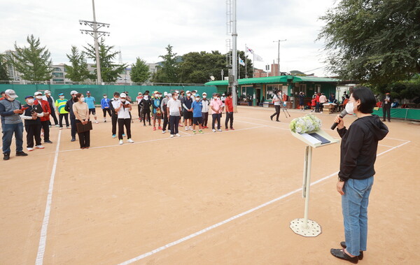 9월14일 제17회 경기광주 남한산성배 전국생활체육 테니스대회에서 주임록 의장이 인사말을 전하고 있다./ 광주시의회 제공