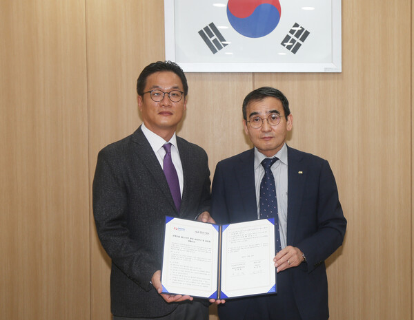 한상규 대한전기협회 전무이사(오른쪽)와 장정범 전력연구원 융복합프로젝트연구소장이 양해각서 체결한 후 기념촬영을 하고 있다./대한전기협회