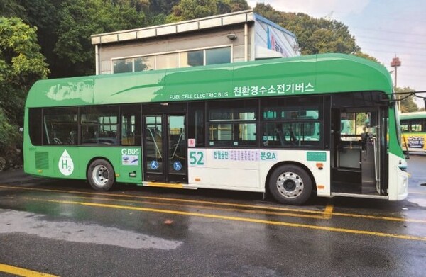 안산시가 2021년 10월부터 52번 노선(반월공단~본오동아파트)에서 운영 중인 수소 시내버스. / 안산시