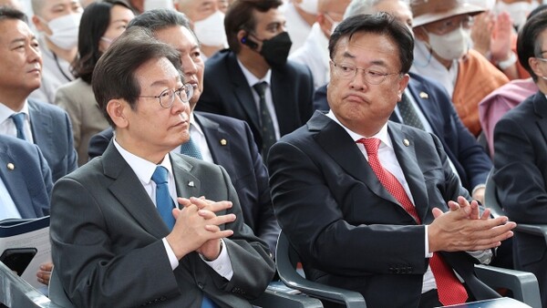 정진석 국민의힘 비대위원장의 식민사관 발언으로 시작된 논란으로 야당은 친일론, 여당은 종북론으로 맞서고 있다. 여야는 색깔론에 집중하며 민생은 뒷전으로 밀려났다. 사진은 정진석 비대위원장(오른쪽)과 이재명 민주당 대표. 사진=연합뉴스