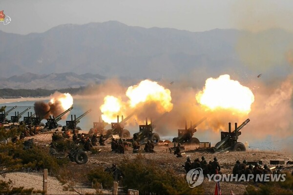 지난 2020년 3월 북한의 조선중앙TV가 김정은 국방위원장이 현지 지도했다고 보도한 포병부대들의 포사격 대항 경기 모습. / 연합뉴스