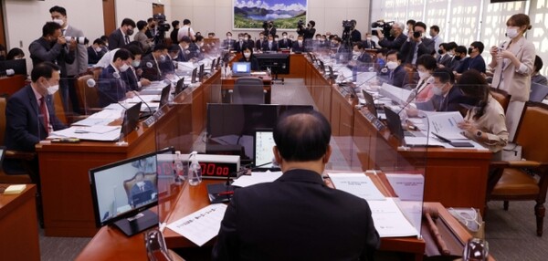 국회 외통위의 통일부 등 국정감사가 7일 국회에서 열리고 있다. /연합뉴스