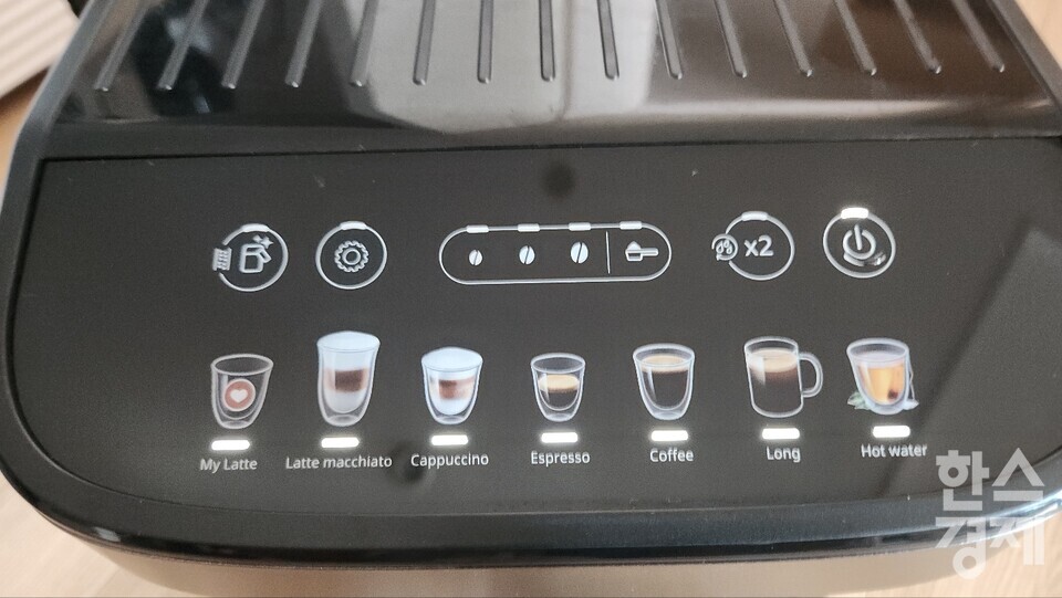 '드롱기 커피머신 마그니피카 에보 라떼'의 원터치 버튼 모습. /사진=최정화 기자