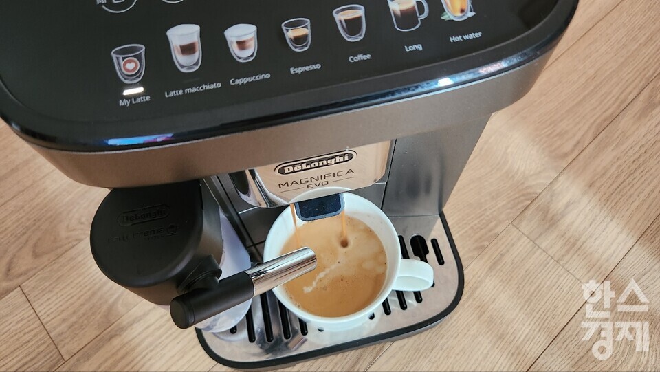 '드롱기 커피머신 마그니피카 에보 라떼'로 추출한 카페라뗴 모습. /사진=최정화 기자