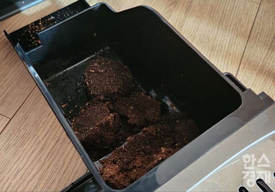 '드롱기 커피머신 마그니피카 에보 라떼'로 에스프레소 추출 후 컨테이너에 채워진 원두 분쇄가루 모습. /사진=최정화 기자 