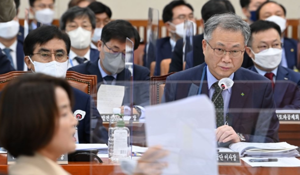 'SPL 제빵공장 근로자 사망사고' 관련 질의받는 안종주 한국산업안전보건 공단 이사장. / 연합뉴스