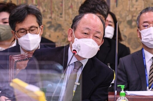 윤범모 국립현대미술관장이 18일 오전 국회 문화체육관광위원회에서 열린 국립중앙박물관, 국립현대미술관, 국립중앙도서관 등에 대한 국정감사에서 홍익표 위원장의 발언을 듣고 있다. /국회사진기자단 제공
