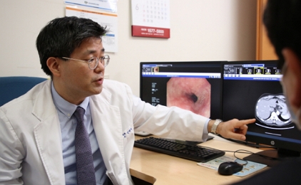 강동경희대병원 소화기내과 신현필 교수가 비알코올 지방간에 대해 설명하고 있다./제공=강동경희대병원