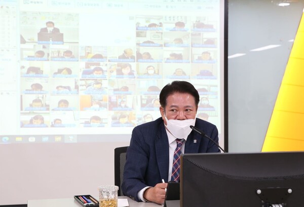 ​최대호 시장이 출장 귀국 후 간부회의에서 K37+벨트 안양을 설명하고 있다./ 안양시 제공