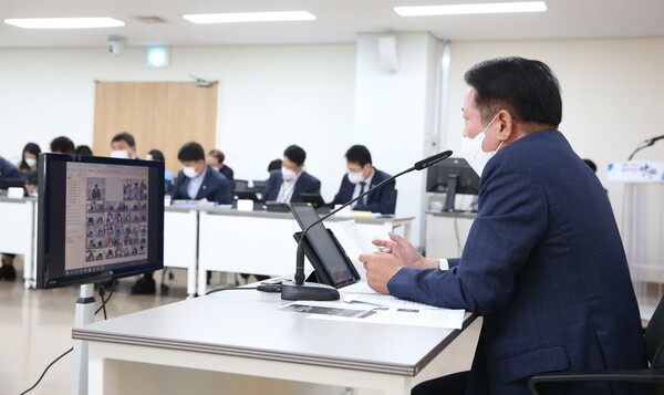 ​최대호 시장이 출장 귀국 후 간부회의에서 K37+벨트 안양에 대해 말하고 있다./ 안양시 제공