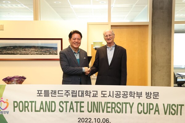 최대호 시장이 미국 포틀랜드주립대학교 도시 공공학부 학장과 면담을 하고 기념사진을 촬영하고 있다./ 안양시 제공