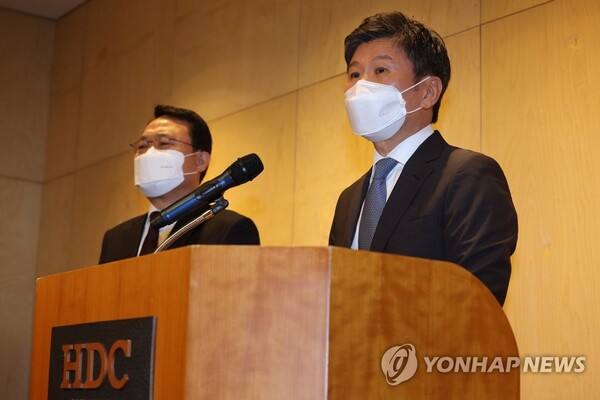 정몽규 HDC 회장이 지난 5월 서울 용산 HDC현대산업개발 용산 사옥에서 열린 광주화정동 아이파크 사고수습관련 추가대책 발표 기자회견에서 발언하고 있다. /연합뉴스