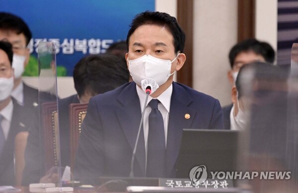 원희룡 국토교통부장관이 21일 국회 국토교통위원회에서 열린 국토교통부 등에 대한 종합감사에서 의원질의에 답변하고 있다. / 연합뉴스