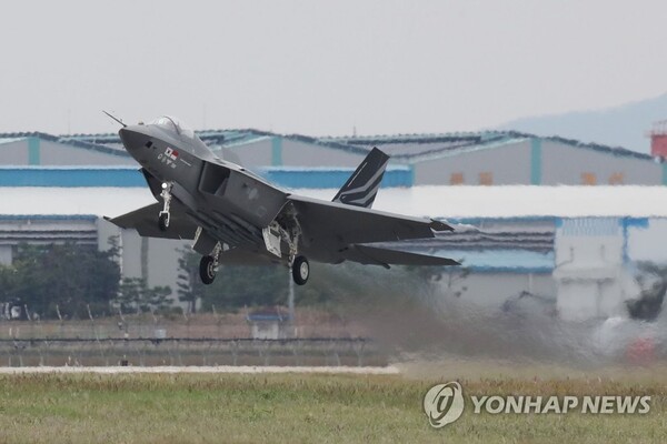 KAI가 생산한 국산 전투기 KF-2!이 활주로를 이륙하고 있다. / 연합뉴스