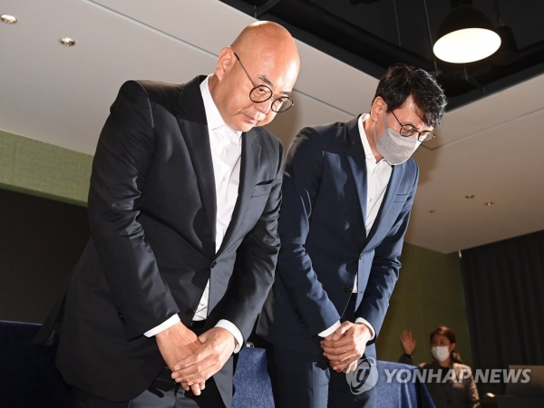 고개 숙여 사과하는 카카오 남궁훈(왼쪽), 홍은택 각자대표. 사진=연합뉴스