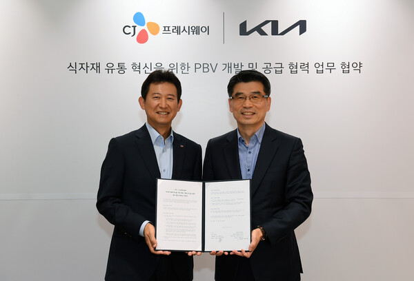 정성필 CJ프레시웨이 대표이사(왼쪽)과 송호성 기아 사장이 21일 업무협약을 체결하고 기념촬영을 하고 있다. /사진=기아