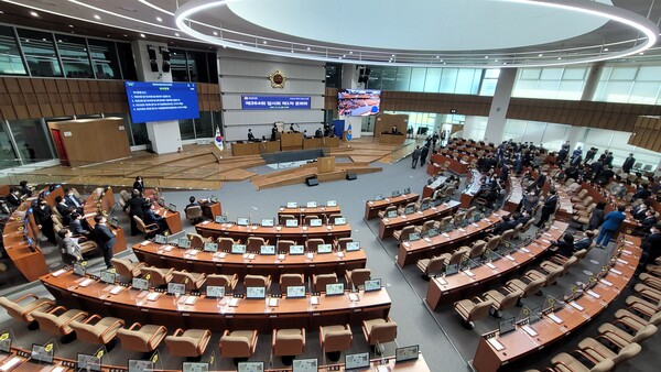 지난 21일 제364회 임시회 제1차 본회의 중 국민의힘 의원들이 불참하며 염종현 의장에 의한 추가경정예산안의 직권상정마저 무산됐다. / 김두일 기자