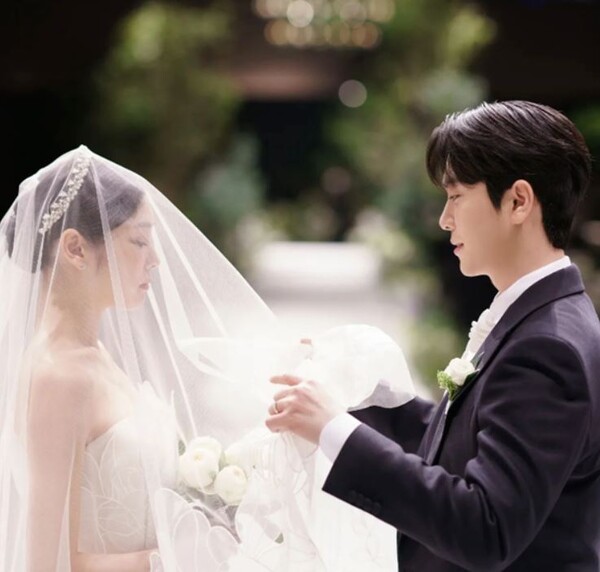 김연아(왼)와 고우림이 지난 22일 결혼했다. / 김연아 인스타그램 캡처