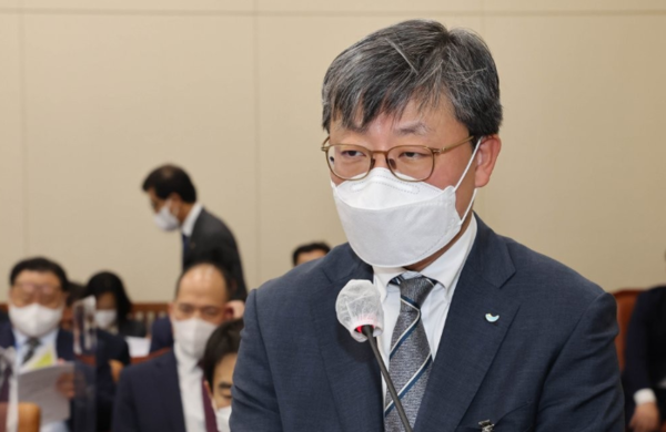 답변하고 있는 강동석 SPL  대표이사. / 연합뉴스