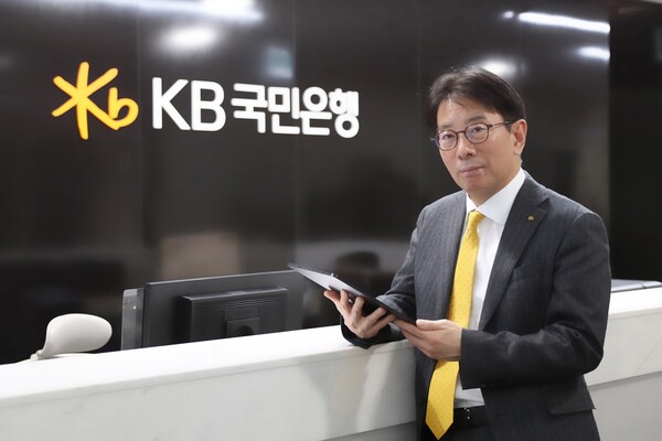 이재근 KB국민은행장이 취임 이후 고객과 접점인 채널 혁신을 비롯해 디지털 전환, ESG 경영 그리고 포용금융 등을 통해 KB금융그룹이 강조하는 ‘세상을 바꾸는 금융’을 실천하는 데 앞장서고 있다. /KB국민은행 제공