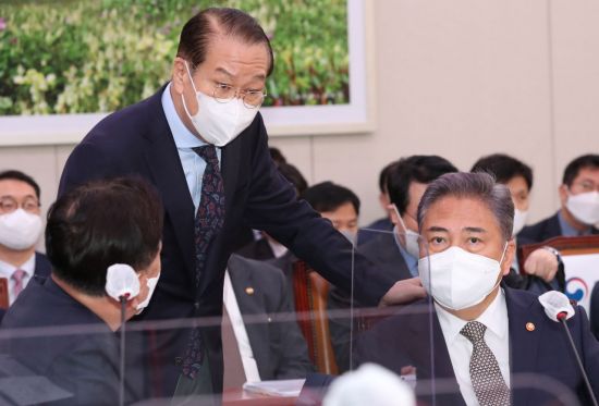 권영세(왼쪽) 통일부 장관과 박진 외교부 장관이 24일 국회 외교통일위원회의 통일부와 외교부에 대한 종합국정감사에서 질의에 답변하고 있다. /국회사진기자단 제공