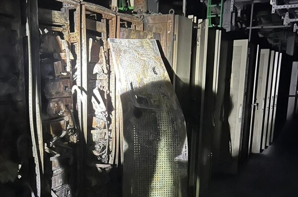 판교 SK C&C 데이터센터 화재사고의 화재 발화지점인 지하3층 전기실 비상 축전지 모습. 사진=윤영찬 의원 페이스북