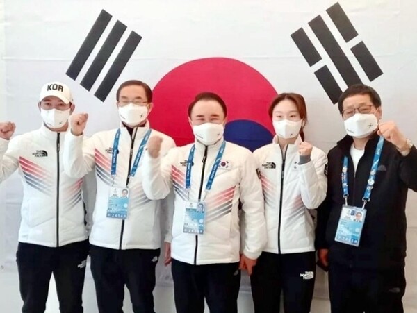 2022 베이징올림픽에서 한국 선수 단장을 맡은 윤홍근(왼쪽에서 세 번째) 제너시스BBQ 그룹 회장). /제네시스 BBQ 제공
