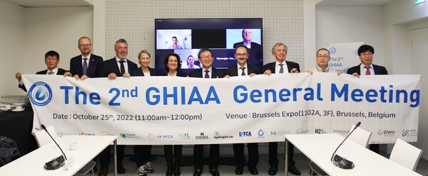 세계수소산업연합회(GHIAA)가 지난 25일 벨기에 브뤼쉘에서 제2차 총회를 열었다. 참석자들이 기념촬영을 하고 있다. / 수소융합얼라이언스(H2KOREA) 제공 