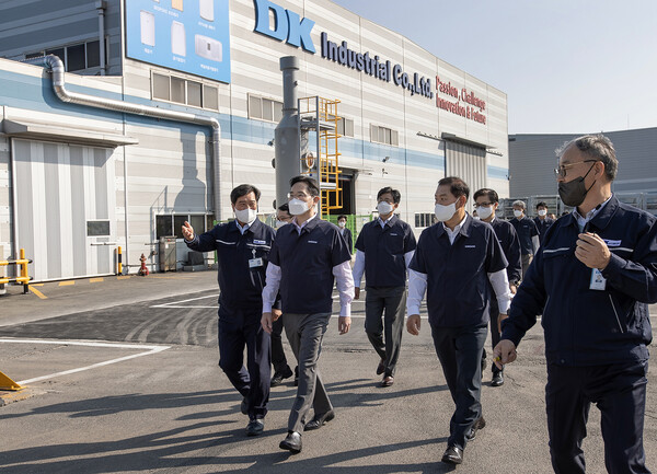 이재용 삼성전자 회장이 10월 28일 광주광역시에 위치한 삼성전자 협력회사 '디케이'를 방문했다. /사진=삼성전자