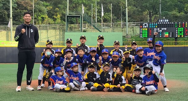 대한유소년야구연맹 출신 이진하 선수(왼)가 유치원야구 초롱리그(U-7) 개최를 축하해 주기 위해 방문했다. / 대한유소년야구연맹 제공