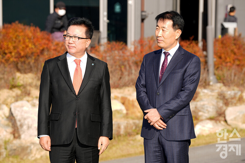 한국스포츠경제 정순표(오른쪽) 대표와 제너시스BBQ 김태천 부회장이 28일 오후 경기도 포천 라싸골프클럽에서 열린 BBQ 한국유소년골프 왕중왕전 시상식에 참석하고 있다. /김근현 기자 khkim@sporbiz.co.kr