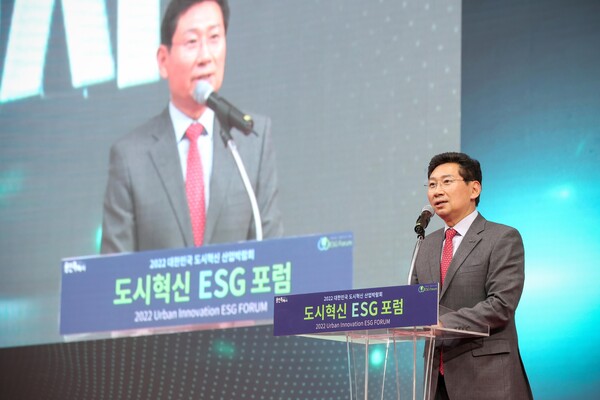 이상일 시장은 개회사를 통해 “용인을 비롯한 많은 도시들이 이제 개념을 넘어 실천의 문제가 된 ESG를 도시의 변화와 혁신에 접목하는 일을 해나가야 한다”고 강조했다./ 용인시 제공