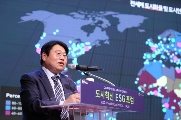 윤의식 국토부 도시정책과장은 지속가능한 도시를 위한 정부의 도시 정책 추진 방향을 도시계획, 스마트도시 구현, 탄소중립도시 조성 등으로 나눠 설명하고 각각의 사례와 세부 과제들을 설명했다./ 용인시 제공