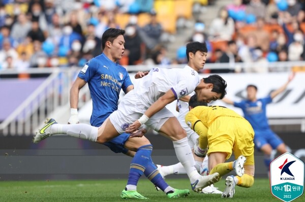 수원 삼성의 오현규(맨 왼쪽)가 수비수와 볼 다툼을 하고 있다. /한국프로축구연맹 제공