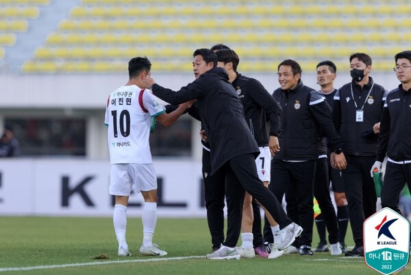 이진현(맨 왼쪽) 등 대전하나시티즌 선수단이 기뻐하고 있다. /한국프로축구연맹 제공