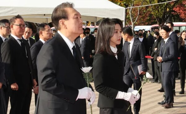 윤석열 대통령과 김건희 여사가 31일 오전 서울광장에 마련된 이태원 참사 희생자를 위한 합동분향소를 찾아 조문했다. / 연합뉴스
