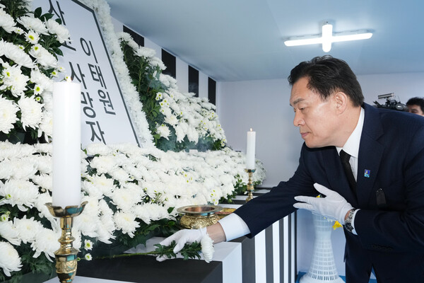 이재준 수원특례시장은 연화장에 마련된 수원시민 사망자의 빈소를 찾아가 조문한 후 조청식 제1부시장, 황인국 제2부시장, 간부 공무원들과 함께 합동분향소에서 조문했다./ 수원시 제공