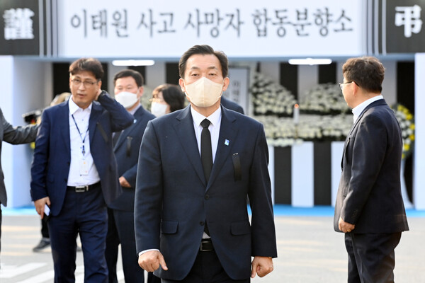 이재준 시장은 조문 후 “일어나지 말아야 할 일이 일어나 참으로 비통하다”며 “유가족과 사망자들에게 진심으로 애도를 표한다”고 말했다./ 수원시 제공