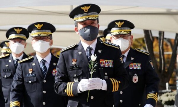 윤희근 경찰청장이 지난달 31일 오전 서울광장에 마련된 이태원 사고 사망자 합동분향소에서 조문하고 있다. / 연합뉴스