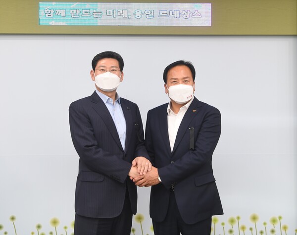 이권재 오산시장이 1일 이상일 용인시장을 만나‘국지도 82호선 장지~남사 구간 확장’조기 착공’ 및 ‘남사진위IC(서울방향) 신설’에 대한 공감대를 형성하고 기획재정부와 국토부에 공동 건의하기로 했다./ 오산시 제공