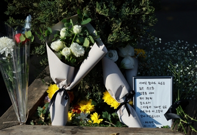 30일 서울 용산구 이태원동 '핼러윈 인파' 압사 사고 현장 부근에 희생자를 추모하는 꽃과 편지가 놓여 있다/제공=연합뉴스