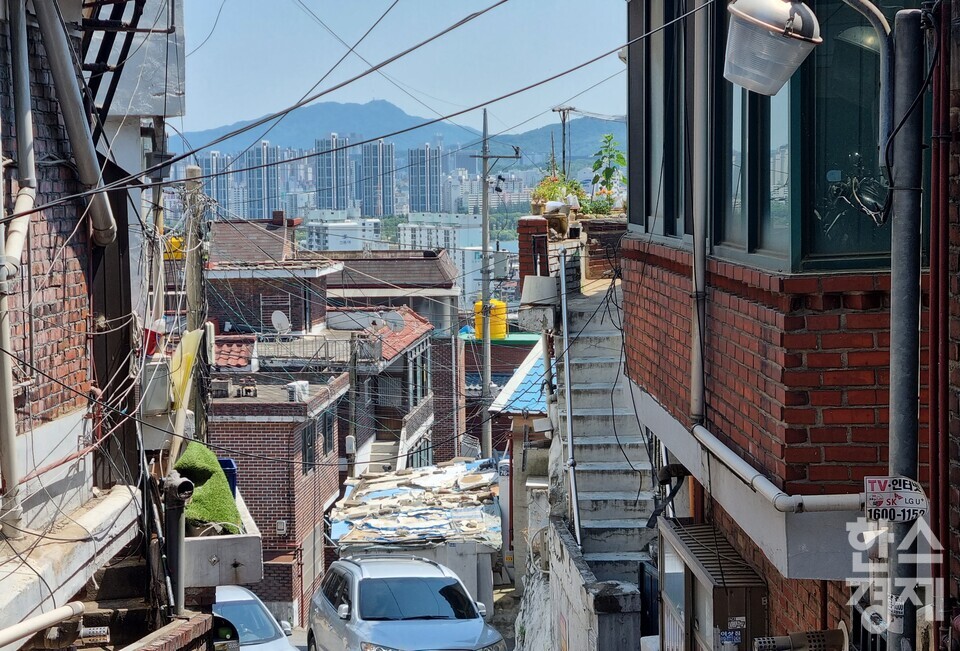 한남2구역 내 골목길 사이로 한강과 아파트들이 보이고 있다. / 서동영 기자
